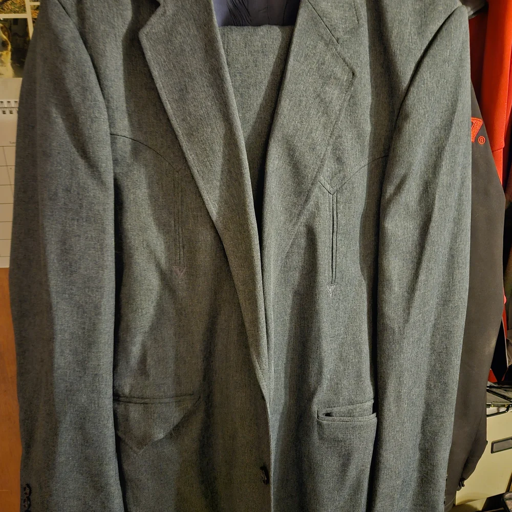 Sophisticated Men's Gray Blazer